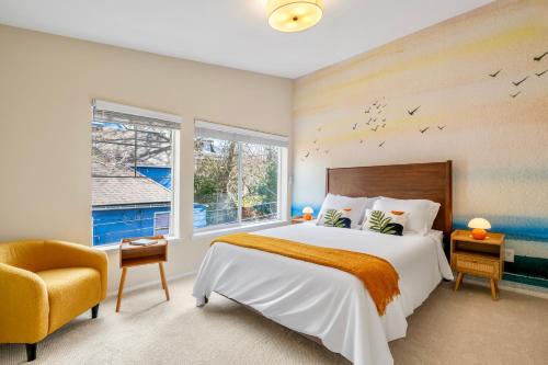 シアトルにあるEmerald Sahalee - Capitol Hill -3 bedrooms with free parkingの大きなベッドと窓のある寝室