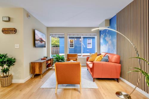 a living room with a couch and a table at Emerald Sahalee - Capitol Hill -3 bedrooms with free parking in Seattle