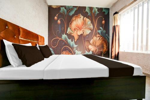 Un dormitorio con una cama con papel pintado floral. en Hotel O EB Hotel, en Amritsar