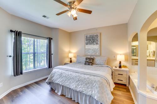une chambre avec un lit et un ventilateur de plafond dans l'établissement 4 Mi to Branson Landing Resort Condo with Balcony, à Branson