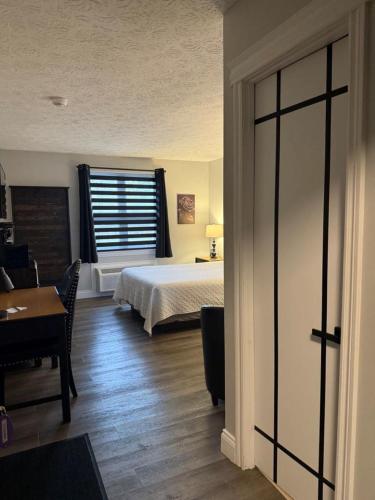Postel nebo postele na pokoji v ubytování Auberge MicKy Inc