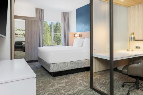 Postel nebo postele na pokoji v ubytování SpringHill Suites by Marriott Truckee Lake Tahoe