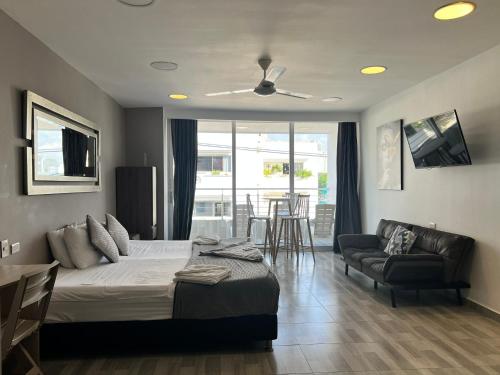 a bedroom with a bed and a couch and a table at Aparta estudio en el edificio bahia 79 apartasuites in Cartagena de Indias