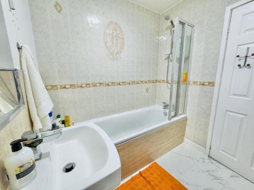 Ένα μπάνιο στο Room 2 Shared House