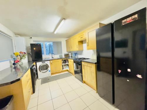 Η κουζίνα ή μικρή κουζίνα στο Room 2 Shared House