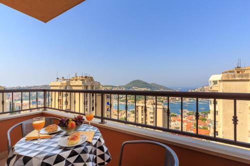 Apartment with private parking and sea view