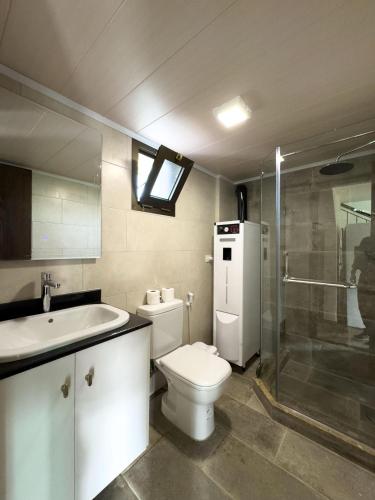 Een badkamer bij Montavi Village