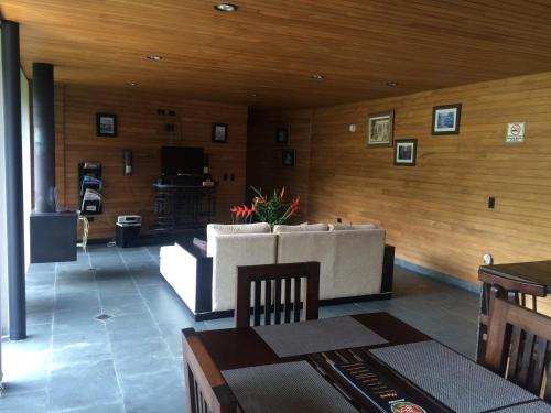 a living room with a couch and a table at Cabañas el Retorno in Guatapé