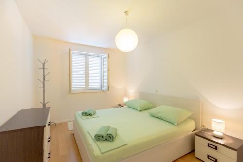 Apartment with private parking and sea view