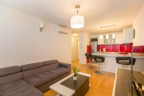 Apartment with private parking and sea view