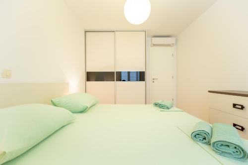 Apartment with private parking and sea view