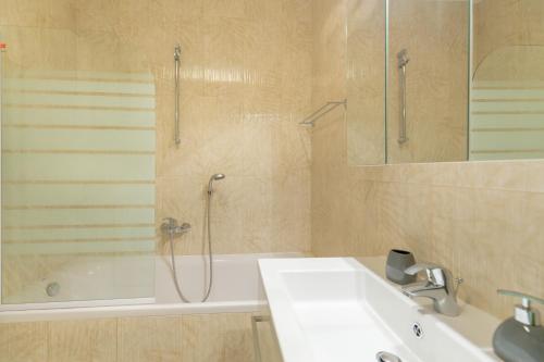 Apartment with private parking and sea view
