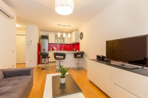 Apartment with private parking and sea view