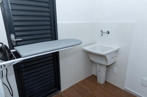 un baño con lavabo e inodoro en Guaja 745 - Apartamento Augusto, en Belo Horizonte