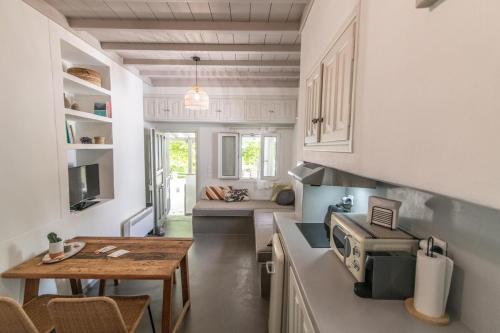 Apopsis Tinos Square