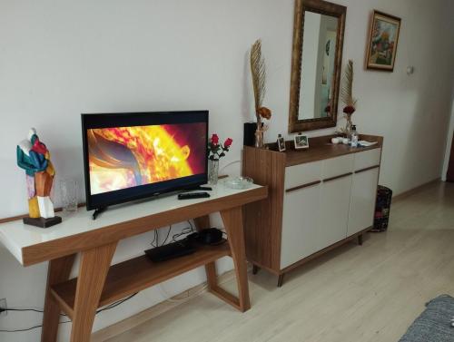 Μια τηλεόραση ή/και κέντρο ψυχαγωγίας στο Consulado EUA Apto 1 dorm na frente do Consulado Americano com garagem Porto Alegre