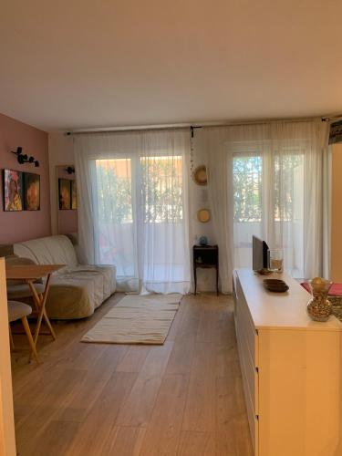 un salon avec un canapé et une table dans l'établissement Cocon plage avec piscine, à côté du port et plage de sable fin, à Vallauris