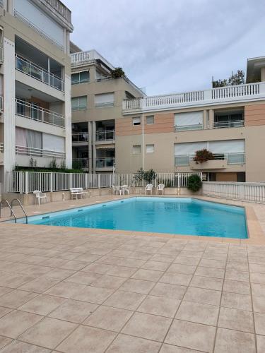 une piscine devant un immeuble dans l'établissement Cocon plage avec piscine, à côté du port et plage de sable fin, à Vallauris