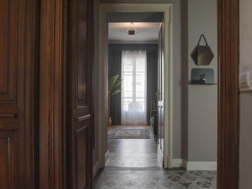 a hallway with a door leading into a room at Eleganza e comfort in centro in Ivrea
