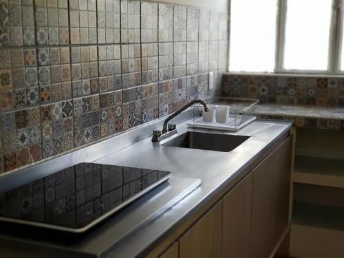 a kitchen counter with a sink and a window at 3 BR house 1AC y garage in Parque de la Marimba in Tuxtla Gutiérrez