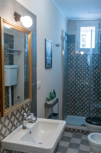 a bathroom with a sink and a shower at Eleganza e comfort in centro in Ivrea
