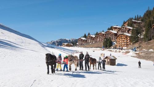 Le pied des pistes, studio 5 pers, balcon sud est, vue sur les montagnes v zimě