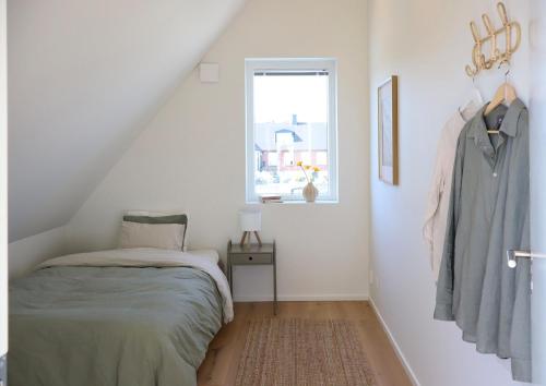 Giường trong phòng chung tại Seaside villa with pool