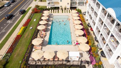 Bazén v ubytování La Mer Beachfront Resort nebo v jeho okolí