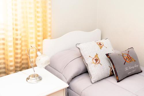 a white couch with a pillow and a lamp at Le Stanze di Lucia vicino Ospedale Cardinale Panico a Tricase in Tricase
