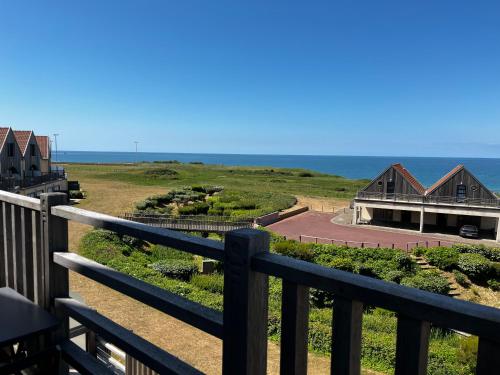 une vue sur l'océan depuis le balcon d'une maison dans l'établissement LA MER EN VUE, destination naturelle pour 2, avec WIFI et parking, à Wimereux