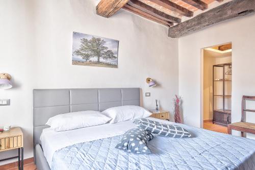 a bedroom with a bed and a tree on the wall at Lo Scorcio del Borgo - Nature, Outdoor e Relax - ARIA CONDIZIONATA in Scrofiano