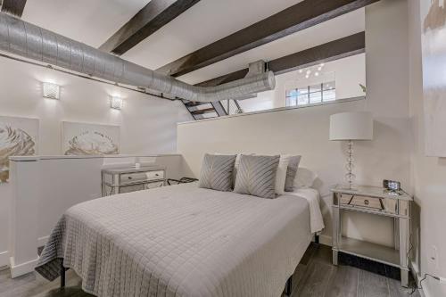 Ένα ή περισσότερα κρεβάτια σε δωμάτιο στο Modern Luxury Loft facing Santana Row with Balcony
