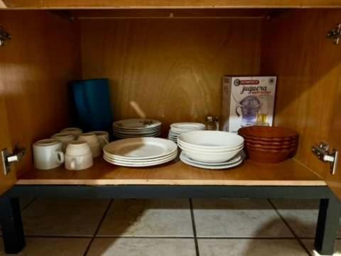 a shelf with a bunch of plates and bowls at Casa 2BR con entrepiso y AC in Zona Centro in Tuxtla Gutiérrez