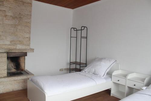 Postel nebo postele na pokoji v ubytování Ruhiger Landhaus-Charme mit Top-Anbindung