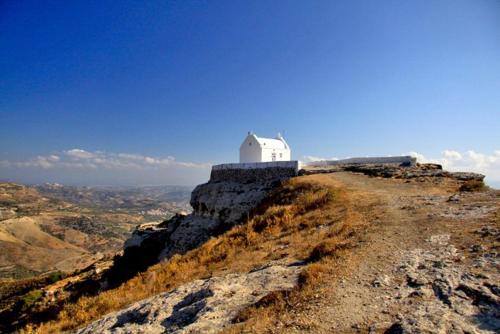 a white building on the top of a mountain at Earino in Kato Asites