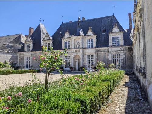 Un antiguo castillo con un jardín delante. en Maison 262 - Chambord Escape, en Huisseau-sur-Cosson