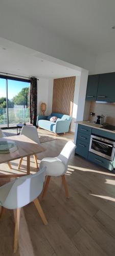 une cuisine et un salon avec une table et des chaises dans l'établissement Exceptional sea view apartment, Monaco 15 min, à La Turbie