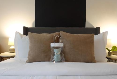 En eller flere senge i et værelse på Modern City Loft Downtown Access Free Parking