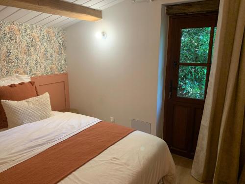 - une chambre avec un lit, une fenêtre et une porte dans l'établissement Gîte de charme avec piscine dans un environnement bucolique, à Les Forges