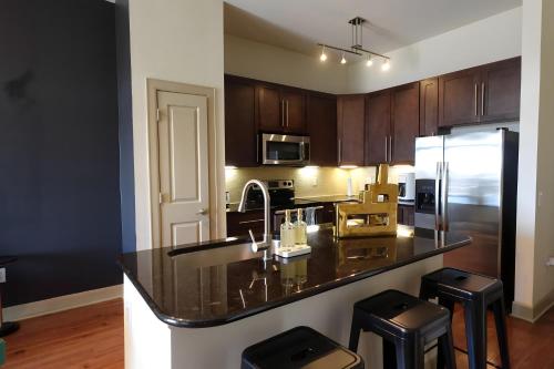 Η κουζίνα ή μικρή κουζίνα στο Modern City Loft Cozy 1BR & Free Parking
