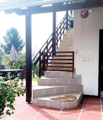 Un escalier mène à une terrasse. dans l'établissement Apartman Petra Zabok, à Zabok
