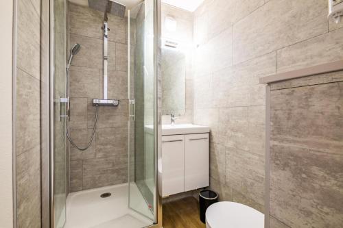 une salle de bain avec une douche, des toilettes et un lavabo dans l'établissement Résidence le Village de Cap Esterel - maeva Home - Appartement 2 pièces 5 personnes - Prestige MAE-6341, à Saint-Raphaël