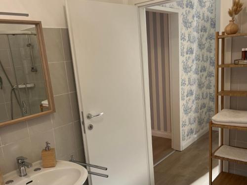 チヴィタノーヴァ・マルケにあるCasa Jouy con giardino a due passi dal mareのシャワーと洗面台付きのバスルーム