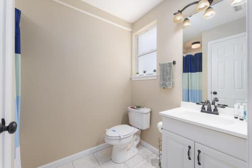 ジャクソンビル・ビーチにあるBe A Nomad - Beach Home Yard & Officeのトイレ、洗面台、シャワー付きのバスルーム