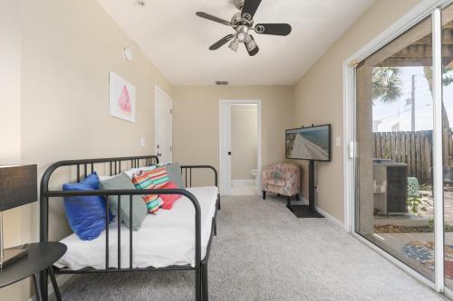 ジャクソンビル・ビーチにあるBe A Nomad - Beach Home Yard & Officeのベッドと天井扇風機のある寝室
