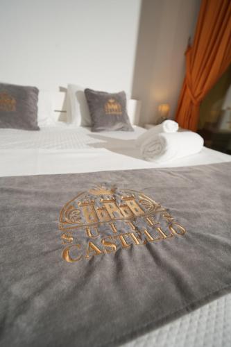 two beds with the words happy new year written on them at Suites Castello in Bar