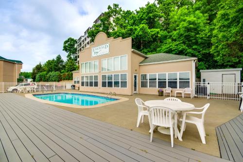 Kolam renang di atau dekat dengan Balcony with Water Views Lake Ozark Retreat!