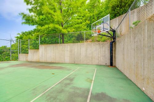 Tenis dan/atau kemudahan skuasy di Balcony with Water Views Lake Ozark Retreat! atau berdekatan