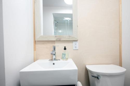 Ένα μπάνιο στο Motel Olympique 8