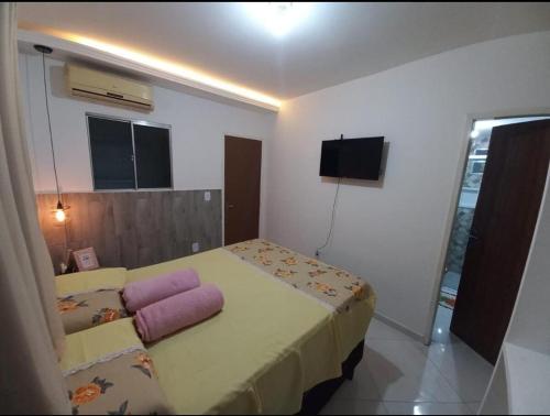 a small bedroom with a bed and a television at kitnet encantador no centro de Campina Grande- PB - apt 102 in Campina Grande